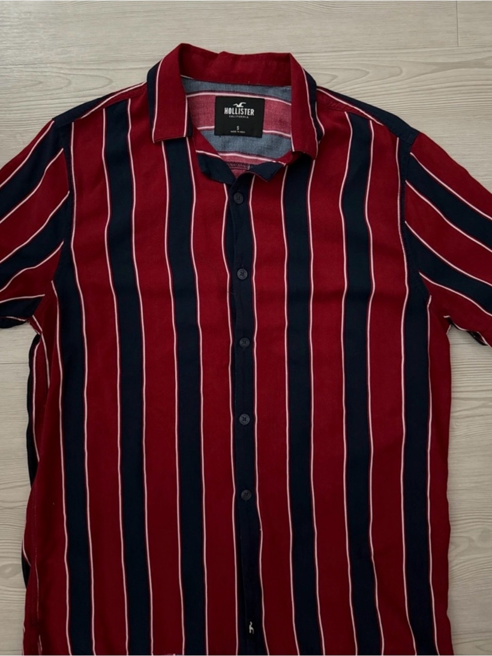 Hollister Men's Red, Navy & White Striped Button-Up Shirt